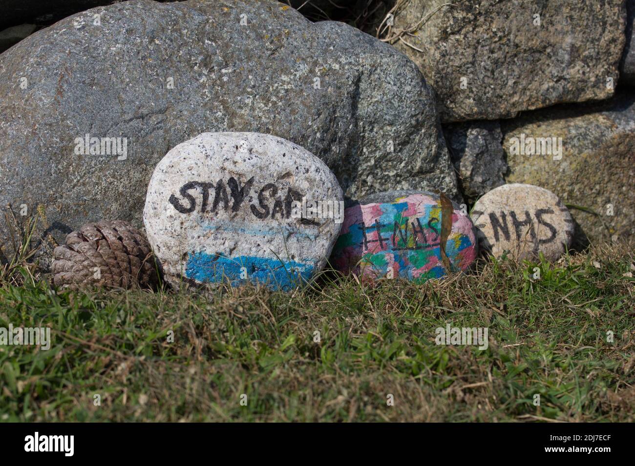 Piedras pintadas a mano agradeciendo a los trabajadores del NHS durante la pandemia de Covid 19. Foto de stock