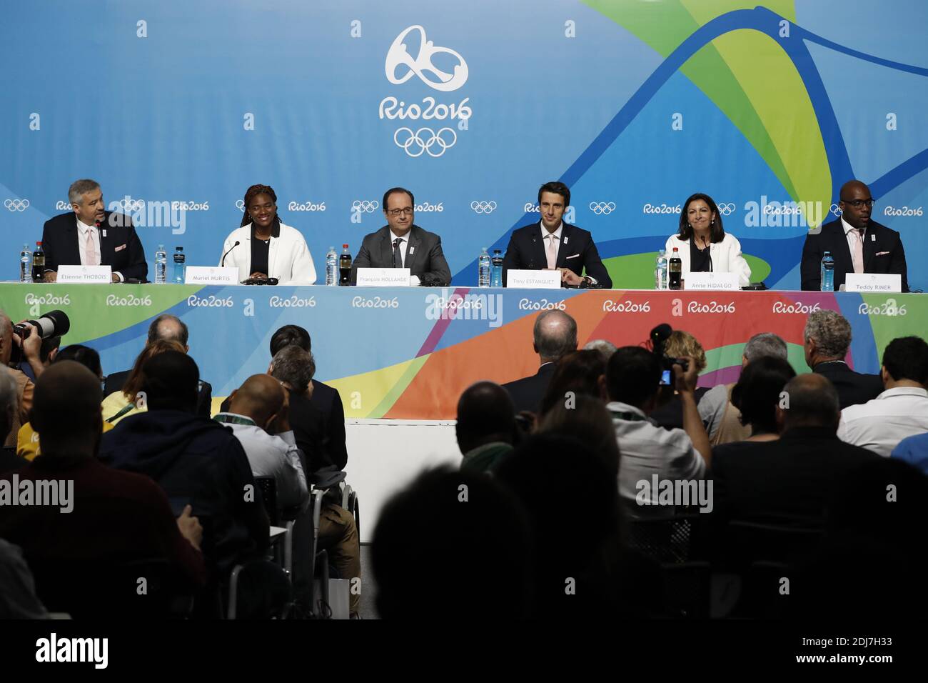 De izquierda a derecha: Etienne Thobois, director del Comité Olímpico de  París 2024, el atleta francés Muriel Hurtis, el presidente francés François  Hollande, el atleta francés Tony Estanguet, la alcaldesa de París