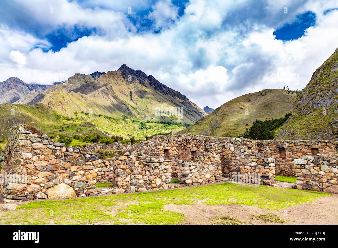 Ruinas incas en el mirador arqueológico de Llactapata a lo largo del camino Inca, Valle del miedo, Perú Foto de stock