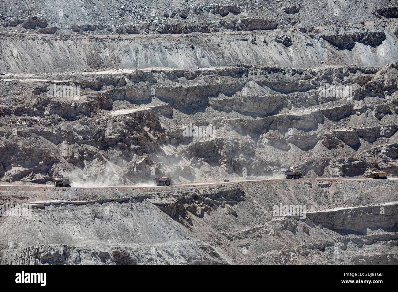 Maquinaria enorme que trabaja en la mina de cobre a cielo abierto Chuquicamata, la mayor por volumen del mundo, Chile. Foto de stock