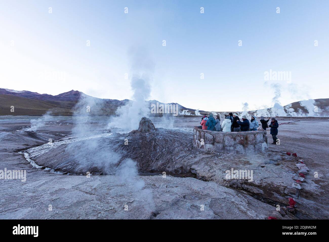 Turistas en los Géiseres del Tatio, el tercer campo géiser más grande del mundo, Zona volcánica Central Andina, Chile. Foto de stock