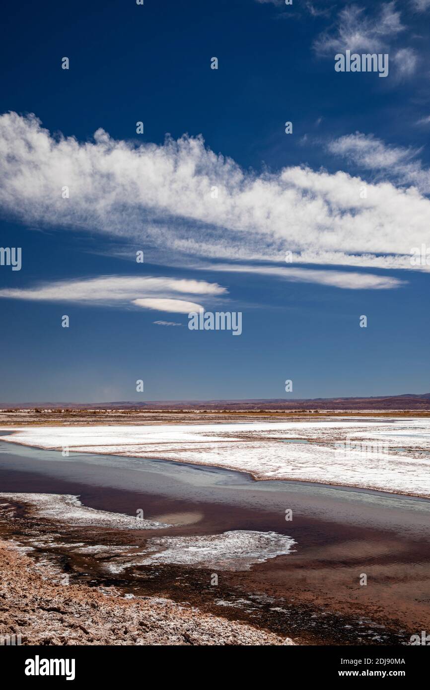 Laguna Tebenquicne, una laguna de agua salada en el Salar de Atacama, Reserva Nacional los Flamencos, Chile. Foto de stock
