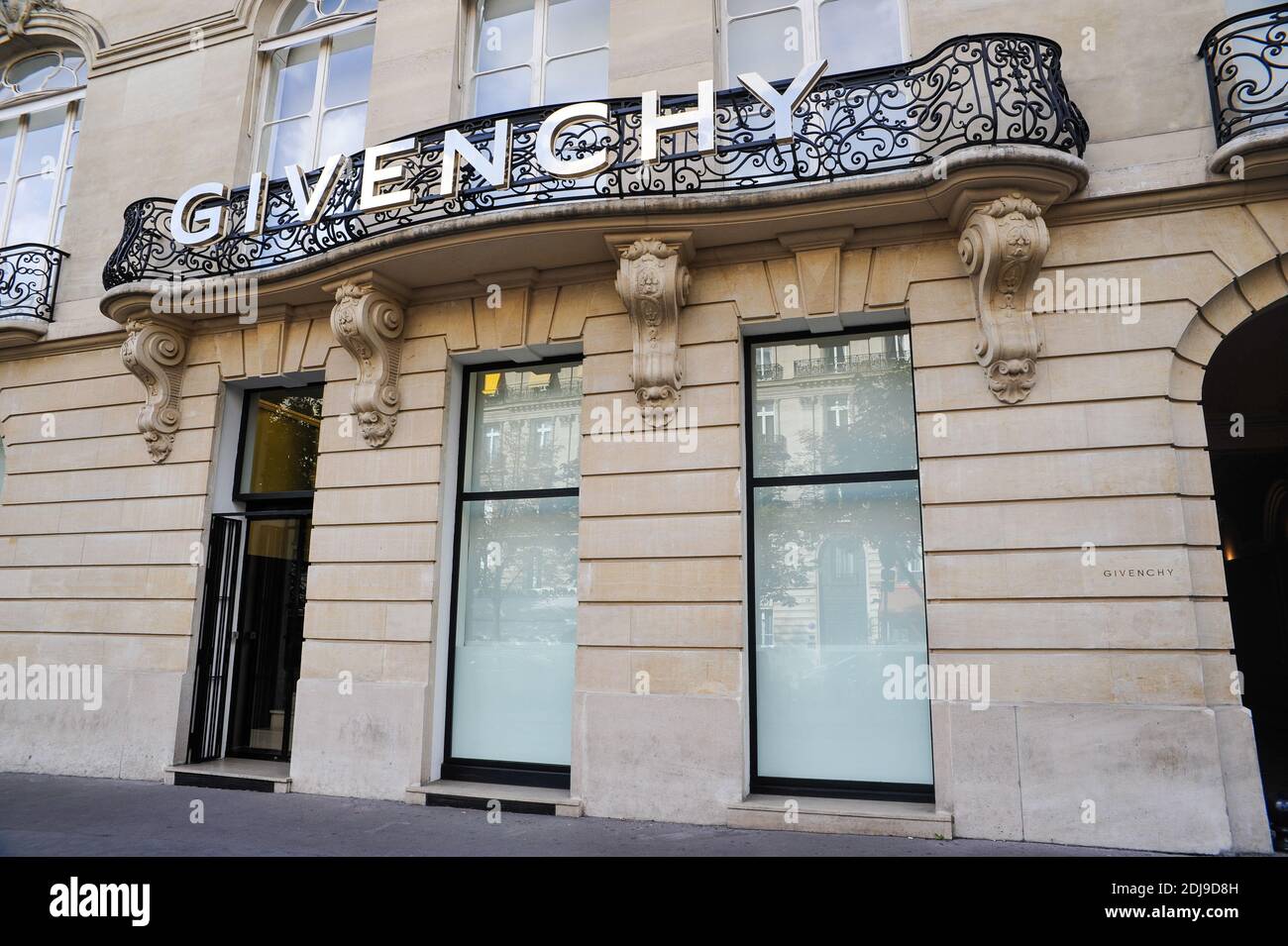 GIVENCHY una casa de alta costura en la Avenida George V en París, Francia  el 26 de septiembre de 2016. Foto de Bastien Guerche/ABACAPRESS.COM  Fotografía de stock - Alamy