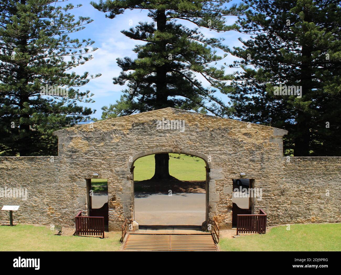 Norfolk Island, convicto construyó la entrada a Pitcairn Settlers All Saints Church, en Kingston World Heritage Area, y endémico Norfolk Island Pines. Foto de stock