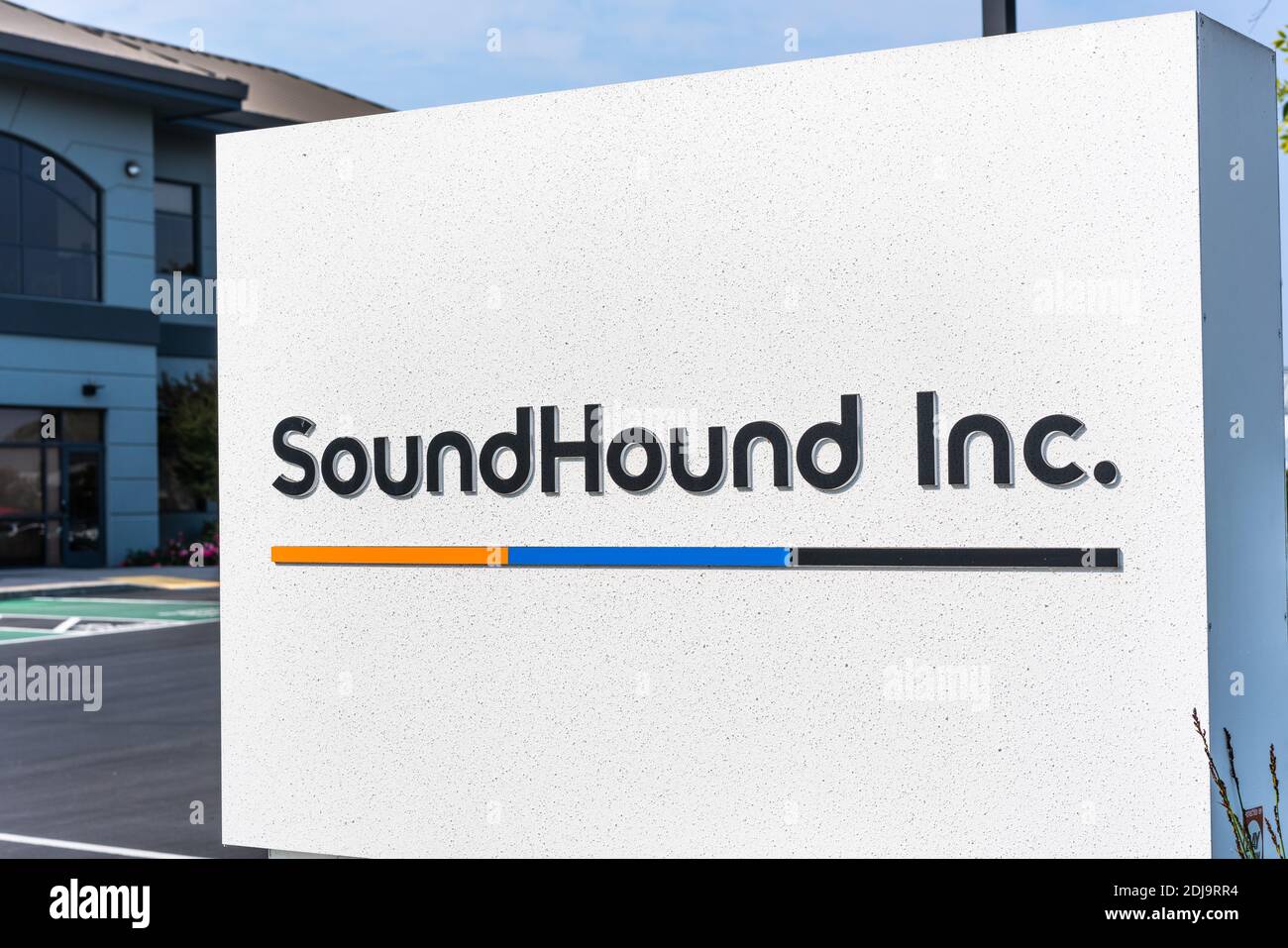 Oct 8, 2020 Santa Clara / CA / USA - el logo de Soundsabon Inc en su sede central en Silicon Valley; SoundHound Inc. Es un reconocimiento de audio y voz Foto de stock