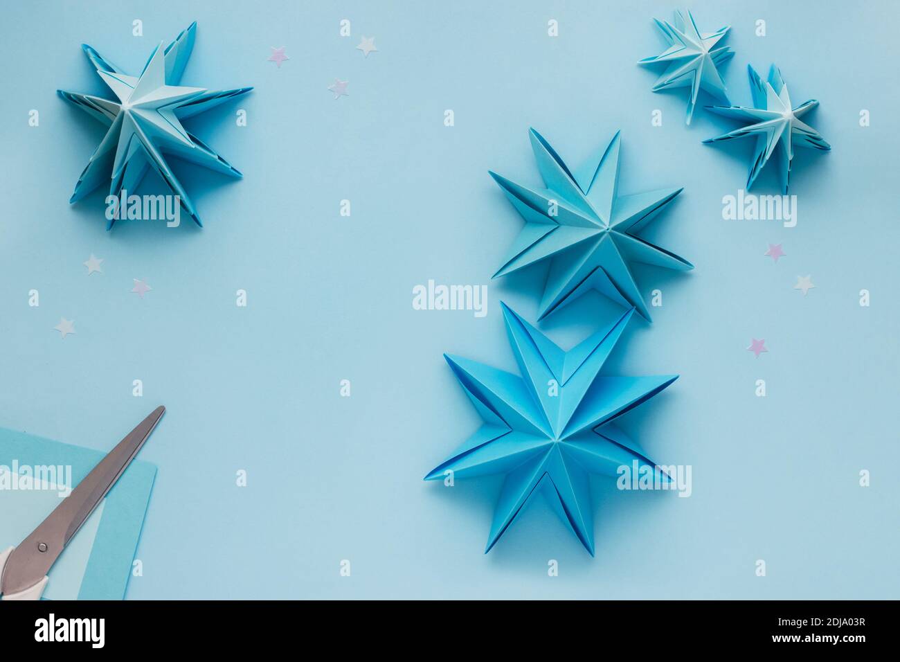 Árbol de Navidad 3D origami simple hecho de papel azul. Instrucciones paso  a paso, paso 17. Use papel de tamaño y color para hacer un árbol de Navidad  más pequeño con los