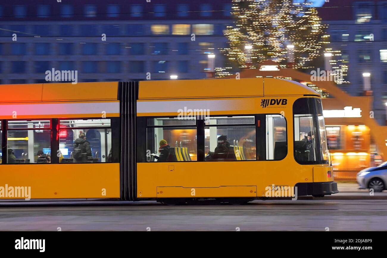 Un tranvía recorre la ciudad durante el cierre de la enfermedad coronavirus local (COVID-19) en Dresden, Alemania, el 14 de diciembre de 2020. REUTERS/Matthias Rietschel Foto de stock