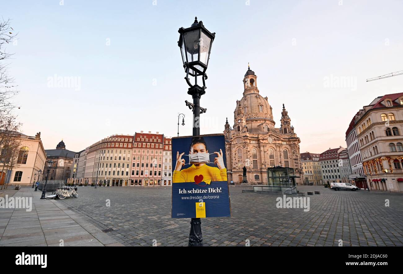Vista general de la plaza vacía Neumarkt durante el cierre de la enfermedad coronavirus local (COVID-19) en Dresden, Alemania, 14 de diciembre de 2020. REUTERS/Matthias Rietschel Foto de stock