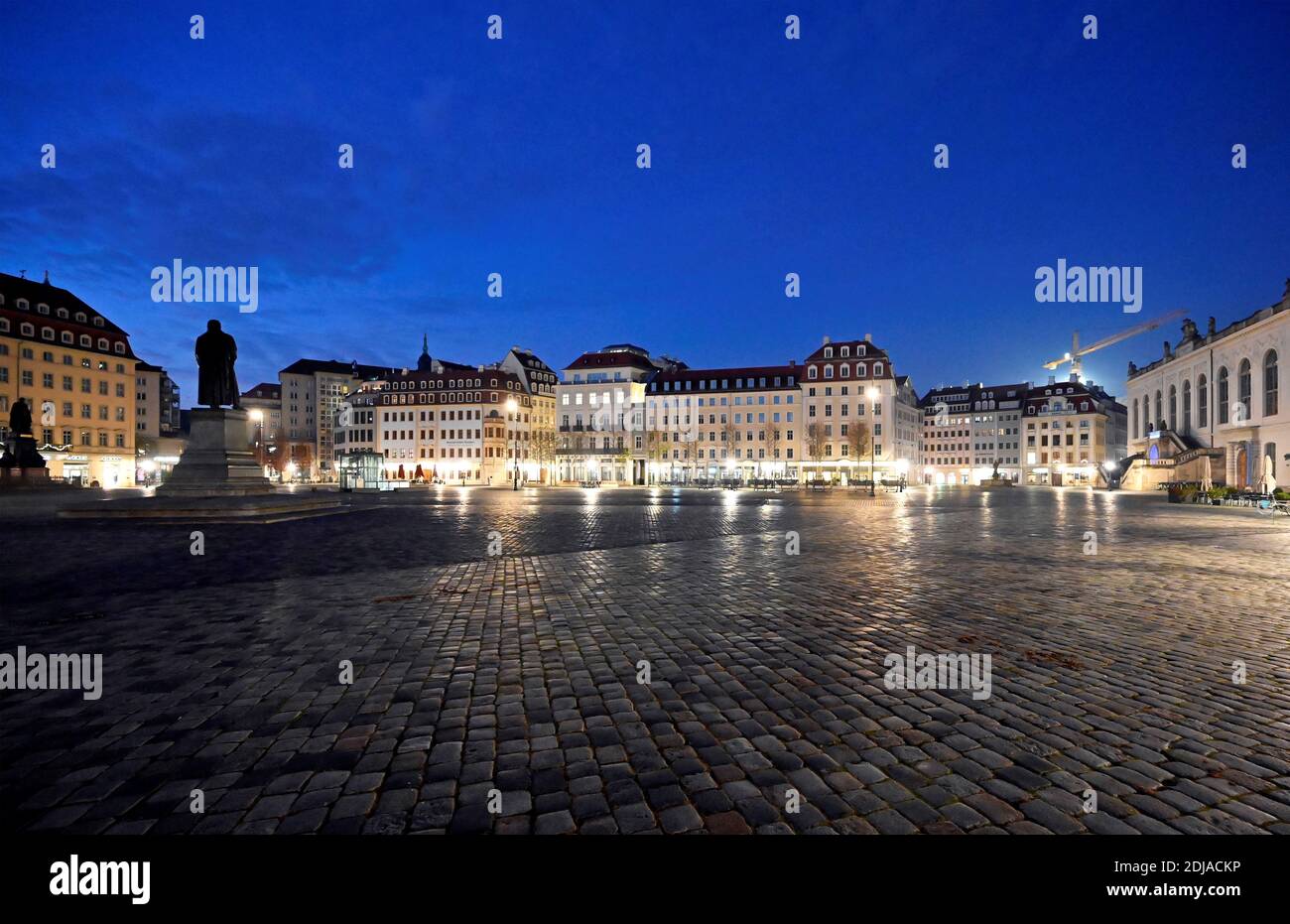 Vista general de la plaza vacía Neumarkt durante el cierre de la enfermedad coronavirus local (COVID-19) en Dresden, Alemania, 14 de diciembre de 2020. REUTERS/Matthias Rietschel Foto de stock
