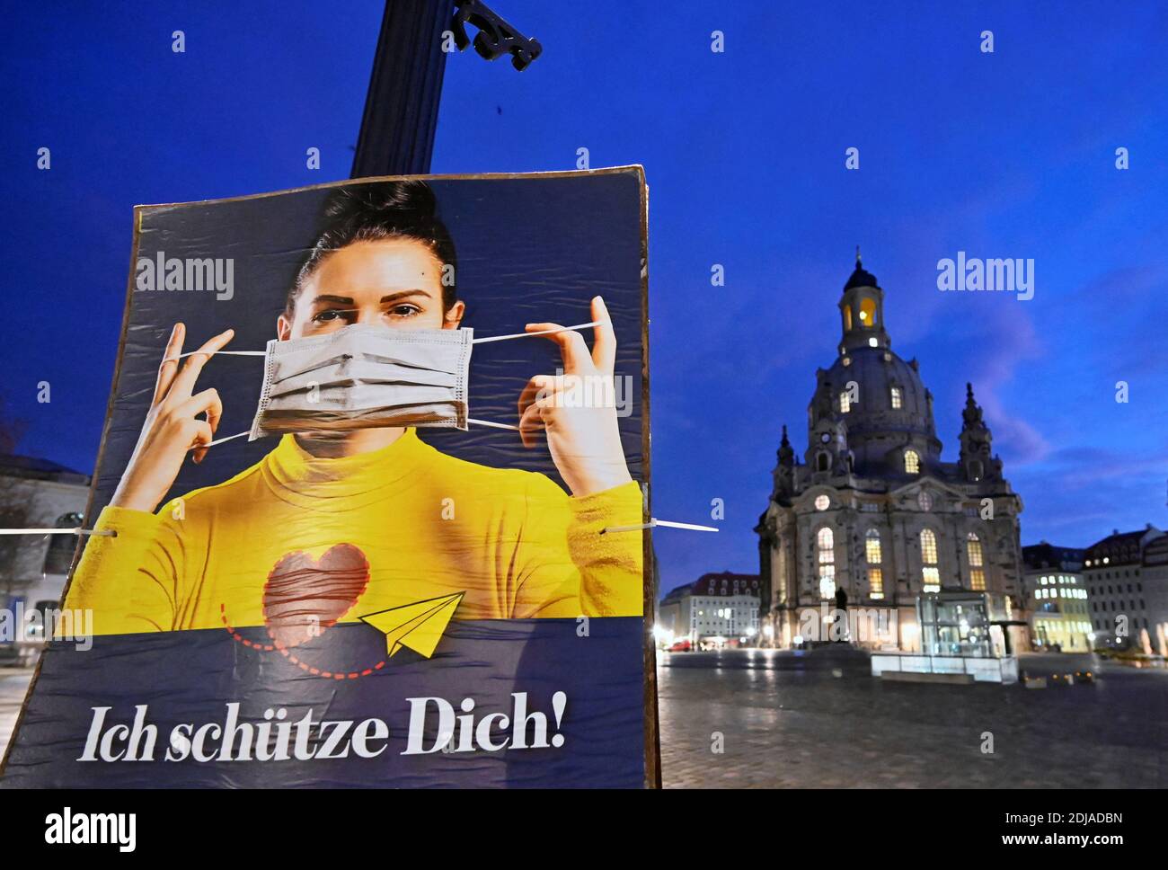 Un cartel dice "Yo te protejo" durante el bloqueo de la enfermedad coronavirus local (COVID-19) en Dresden, Alemania, 14 de diciembre de 2020. REUTERS/Matthias Rietschel Foto de stock