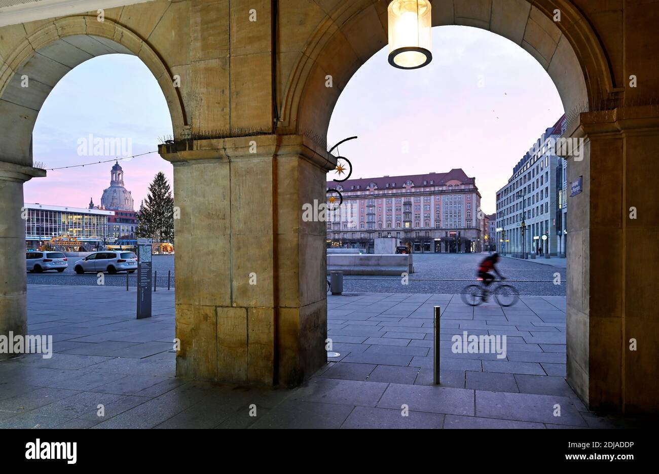 La plaza casi vacía de Altmarkt se ve durante el cierre de la enfermedad coronavirus local (COVID-19) en Dresden, Alemania, 14 de diciembre de 2020. REUTERS/Matthias Rietschel Foto de stock