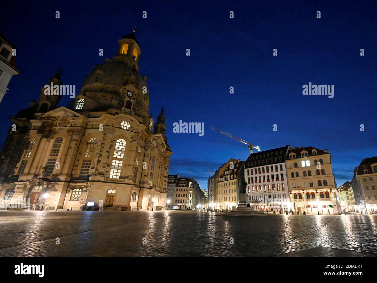 Vista general de la plaza vacía Neumarkt durante el cierre de la enfermedad coronavirus local (COVID-19) en Dresden, Alemania, 14 de diciembre de 2020. REUTERS/Matthias Rietschel Foto de stock