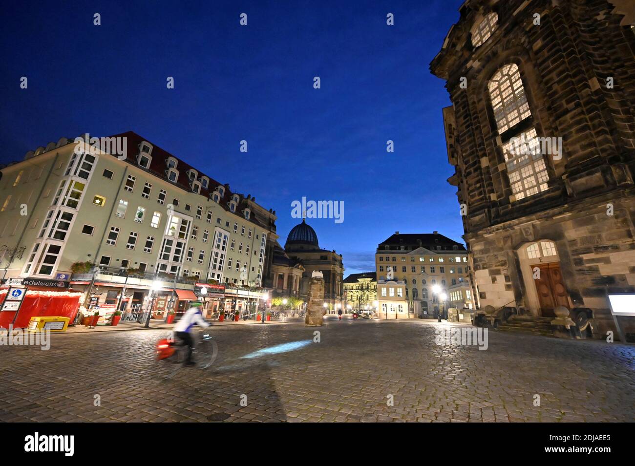 Un ciclista recorre un área vacía durante el bloqueo de la enfermedad coronavirus local (COVID-19) en Dresden, Alemania, 14 de diciembre de 2020. REUTERS/Matthias Rietschel Foto de stock