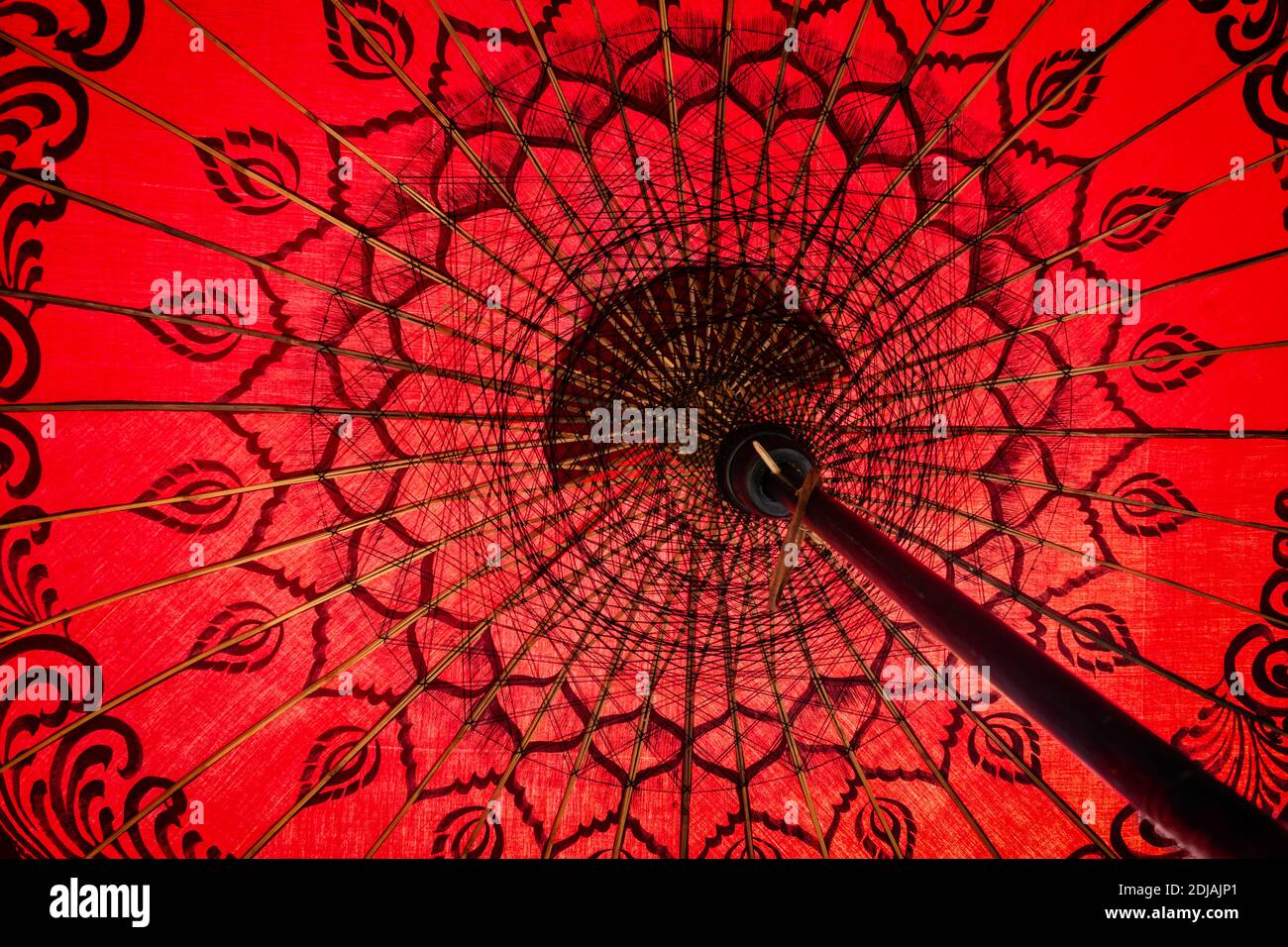 Primer plano de un paraguas rojo tradicional birmano, vista desde el interior, fondo asiático Foto de stock