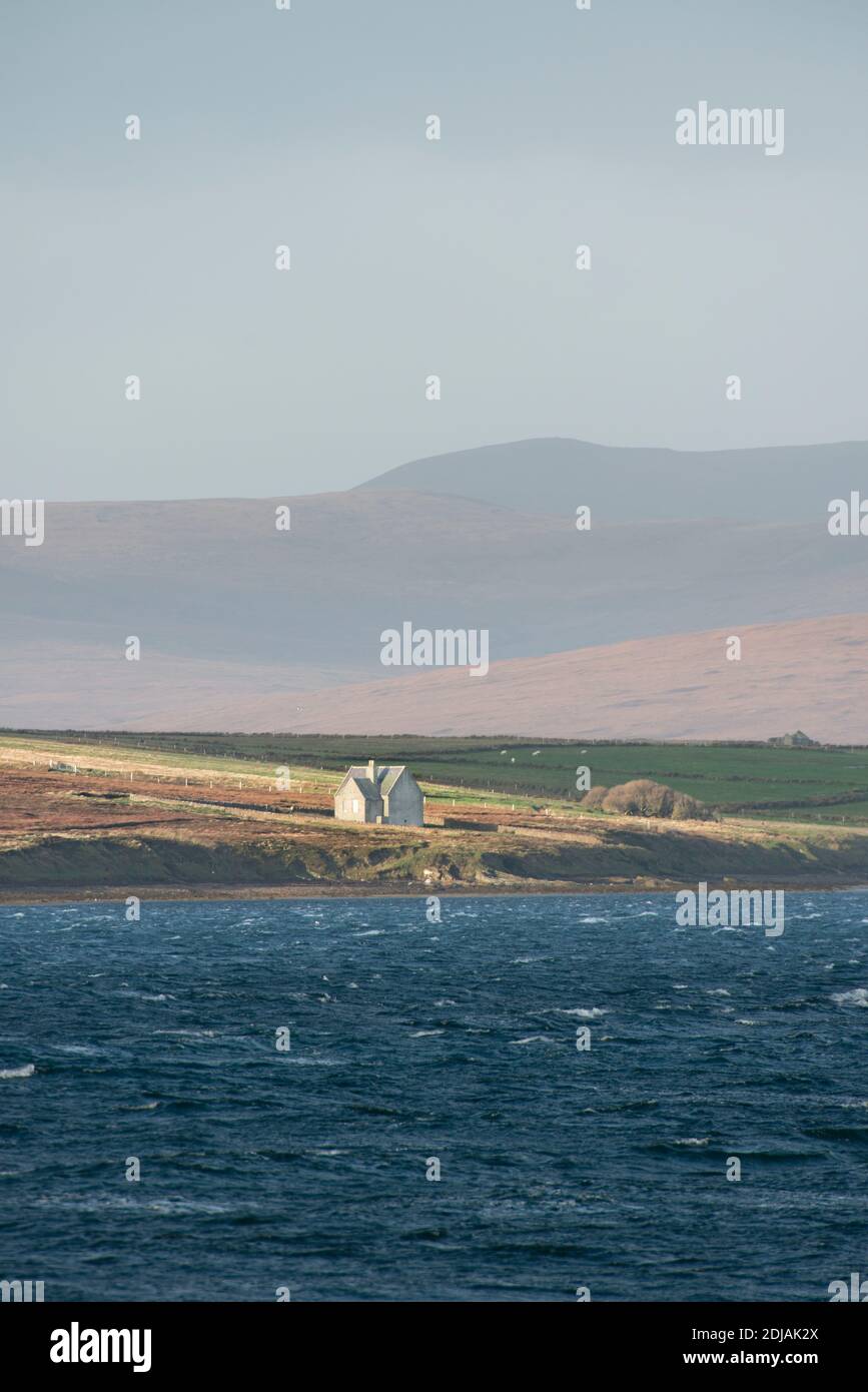 Construyendo, a través del Scapa Flow, Orkney Isles, Escocia Foto de stock