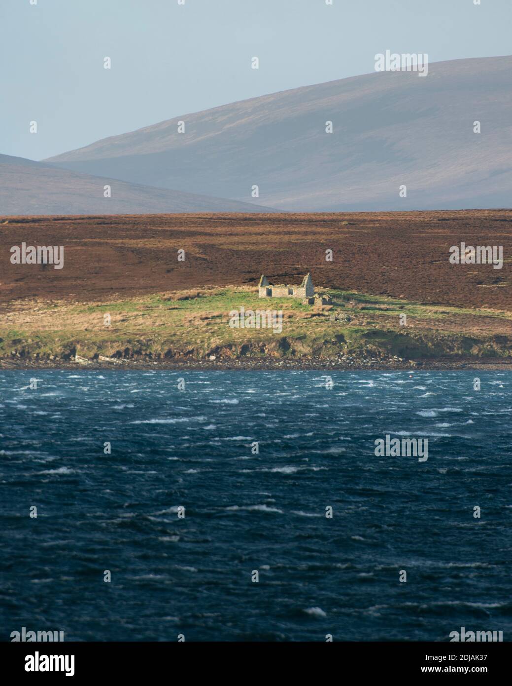 Construyendo, a través del Scapa Flow, Orkney Isles, Escocia Foto de stock