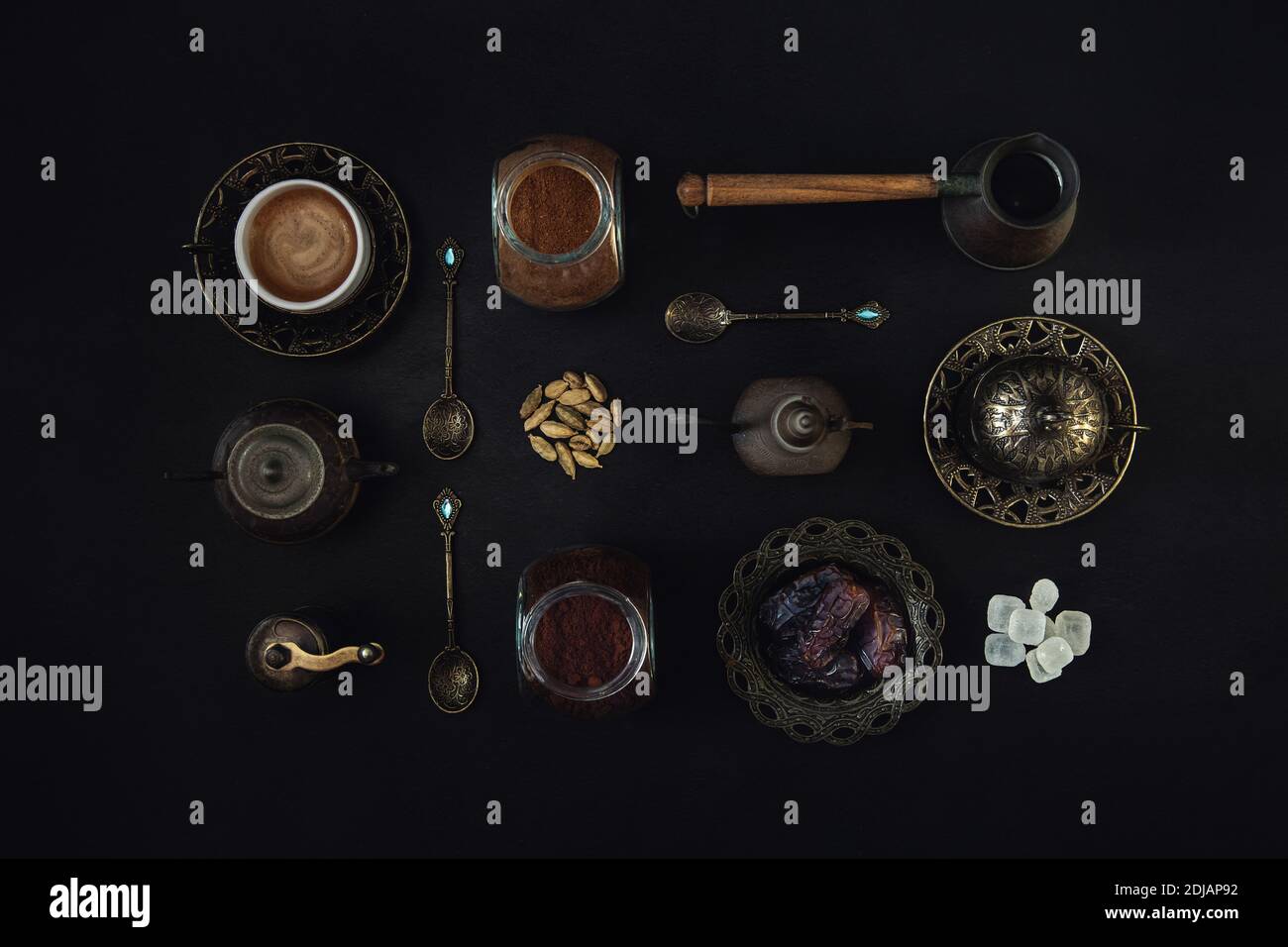 Café turco plano, especias árabes, dátiles, utensilios de café y  accesorios. Detalle de una bebida de café de estilo oriental Fotografía de  stock - Alamy
