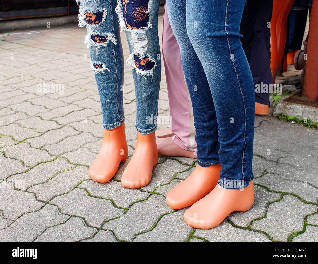 patas de mannequins vestidas con jeans de mujer en la ciudad mercado al  aire libre en el día soleado Fotografía de stock - Alamy