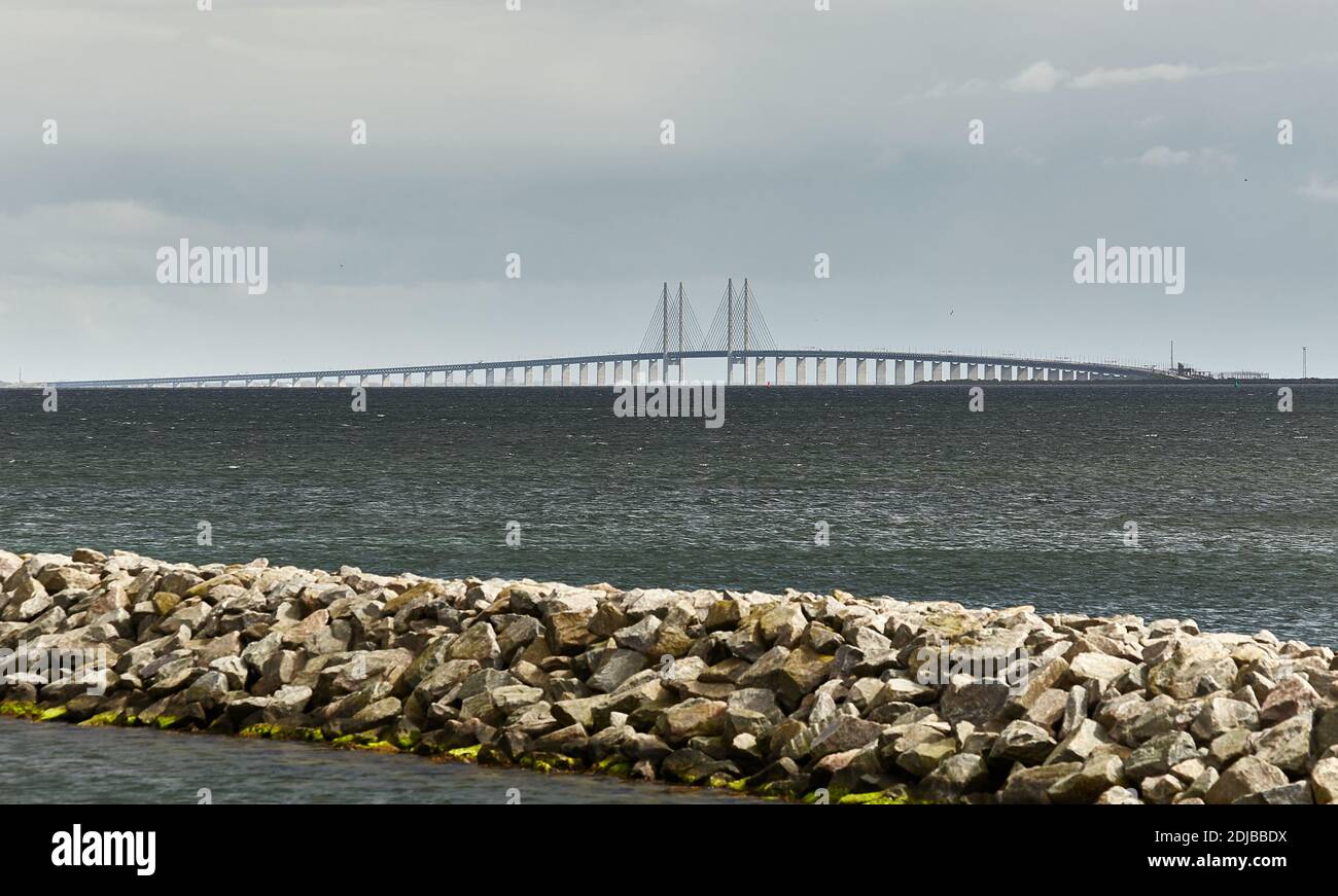 Puente Oresund sobre el mar entre Suecia y Dinamarca Foto de stock