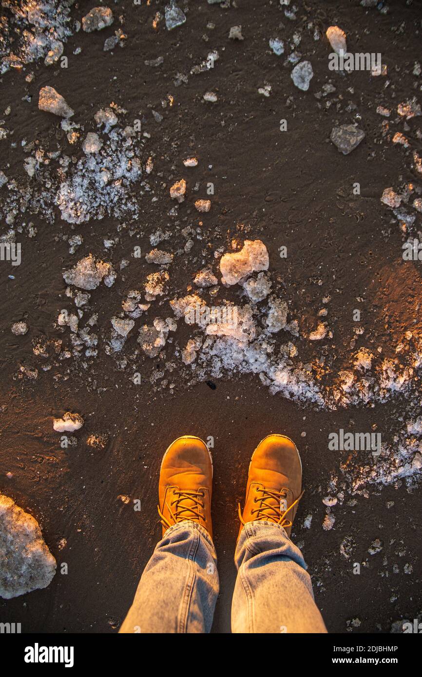Botas de color beige invierno para hombre un fondo de hielo y arena áspera. Vista superior de stock - Alamy