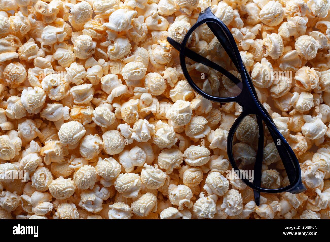 Palomitas de maíz y 3 vasos D para ver una película, palomitas de maíz de fondo, hora de la película, lugar para el texto Foto de stock