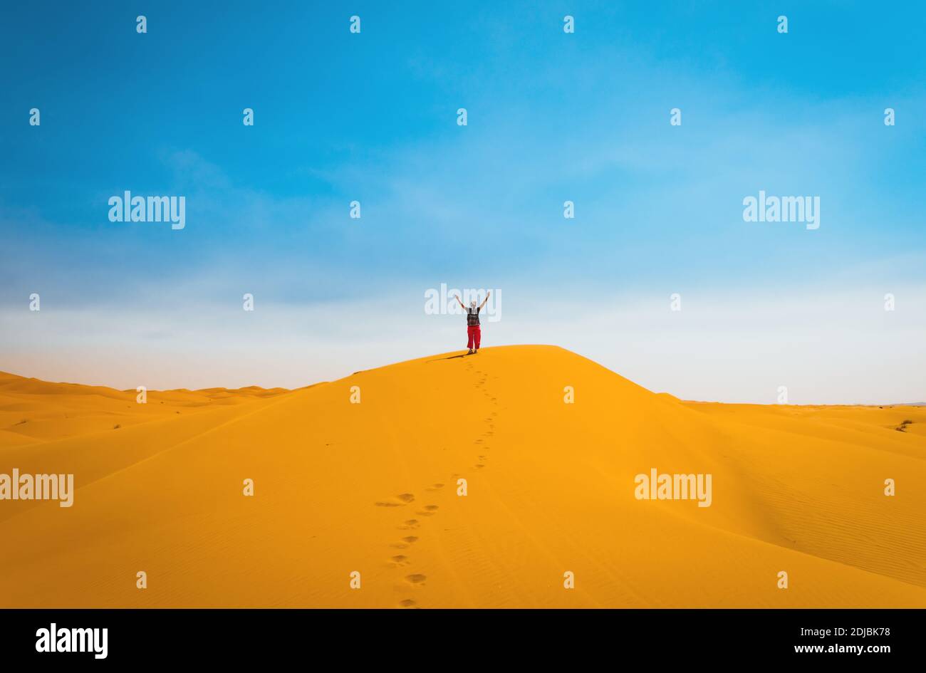 Mujer deportiva en las dunas de Merzouga del desierto del Sahara Marruecos África. Concepto de viaje e inspiración Foto de stock