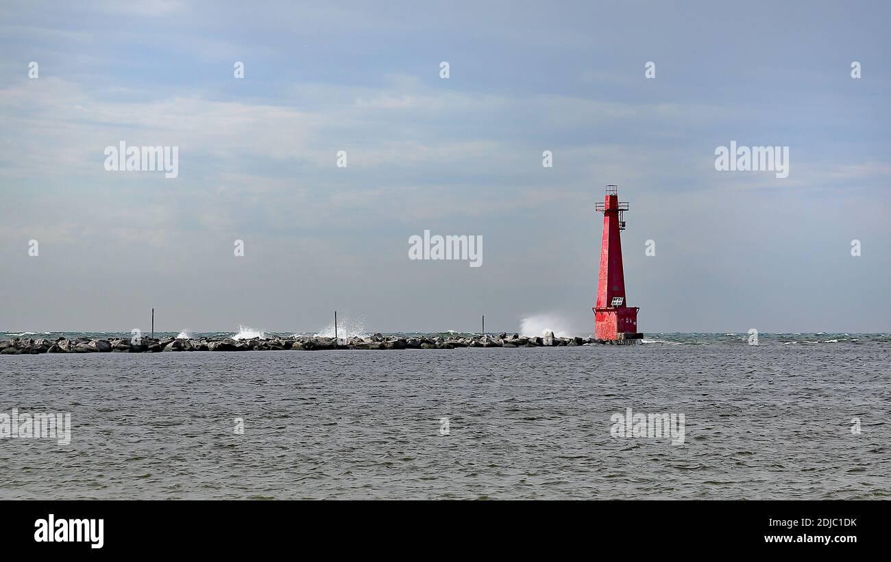 Rojo sur rompeolas faro en un día nublado viento en Muskegon Michigan Foto de stock