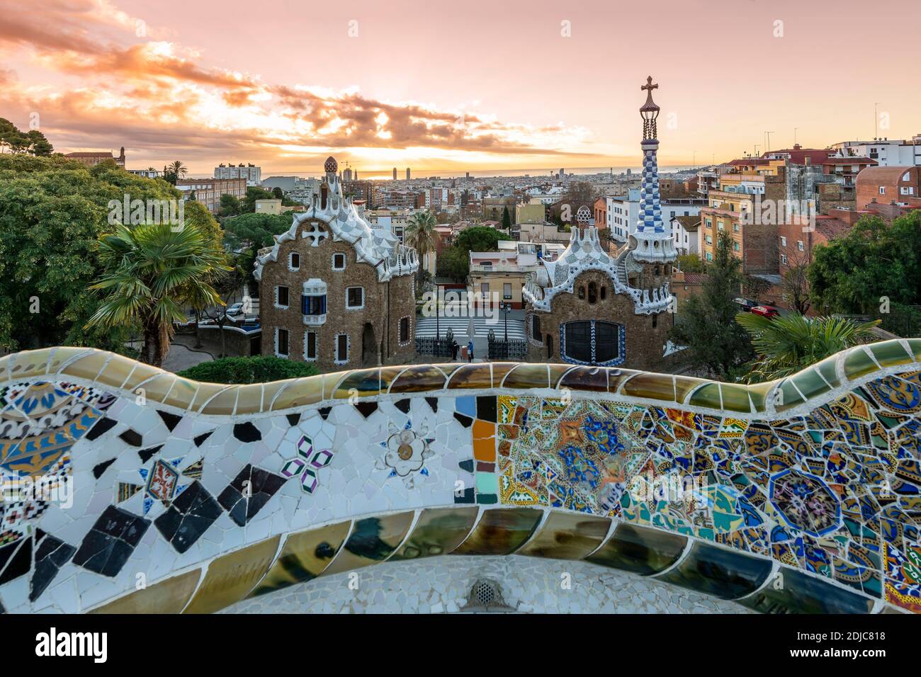 Park Guell y el horizonte de la ciudad al amanecer, Barcelona, Cataluña, España Foto de stock