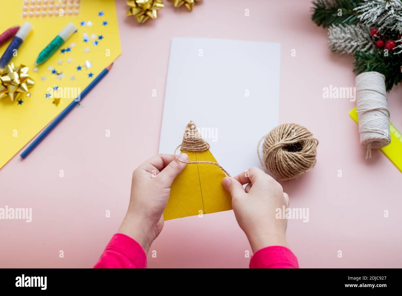 fingir Estados Unidos Competitivo Concepto de bricolaje. Cómo hacer la tarjeta de Navidad. Idea de año Nuevo  para niños. Instrucciones paso a paso para la fotografía Fotografía de  stock - Alamy
