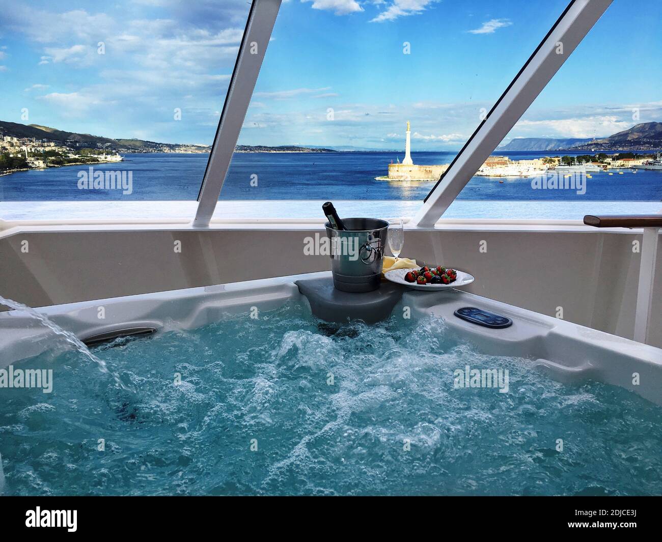 Mar visto a través de la ventana por la bañera en el barco Fotografía de  stock - Alamy