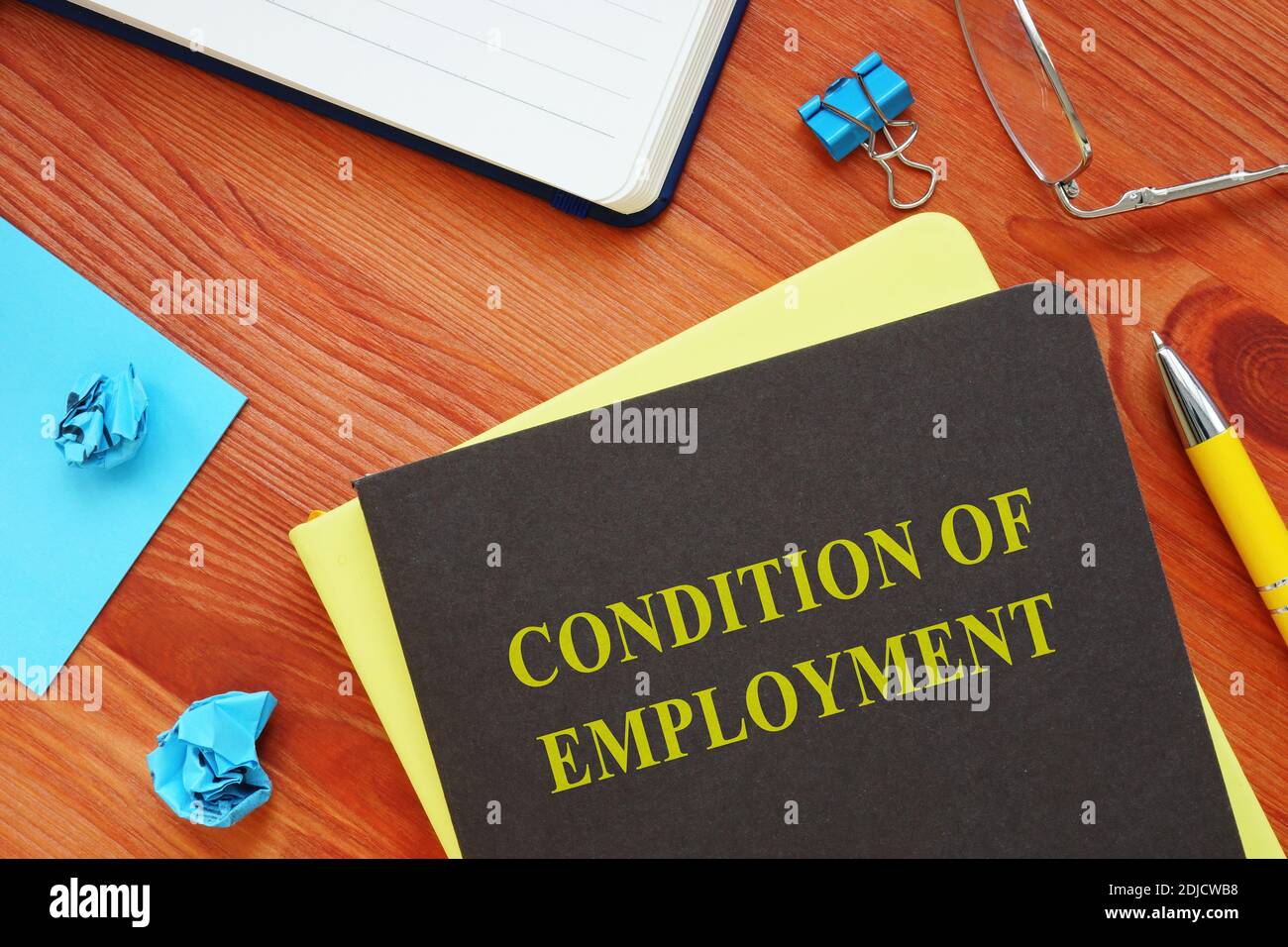 Condiciones de la guía de empleo y los documentos en el escritorio. Foto de stock