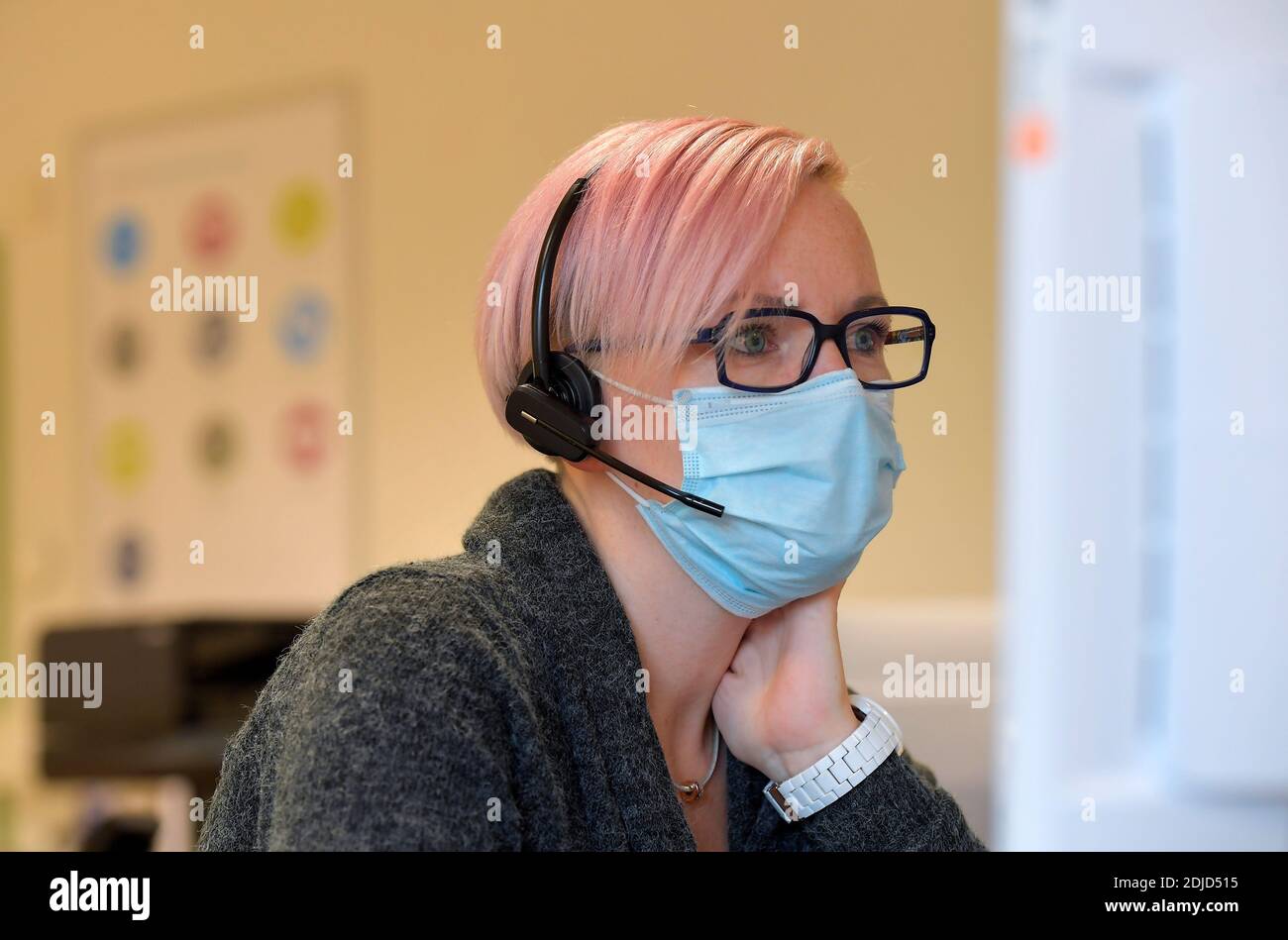 Un empleado médico trabaja en el centro de control de la enfermedad de coronavirus (COVID-19) en el Hospital Universitario de Dresden durante un cierre local, en Dresden, Alemania 14 de diciembre de 2020. REUTERS/Matthias Rietschel Foto de stock