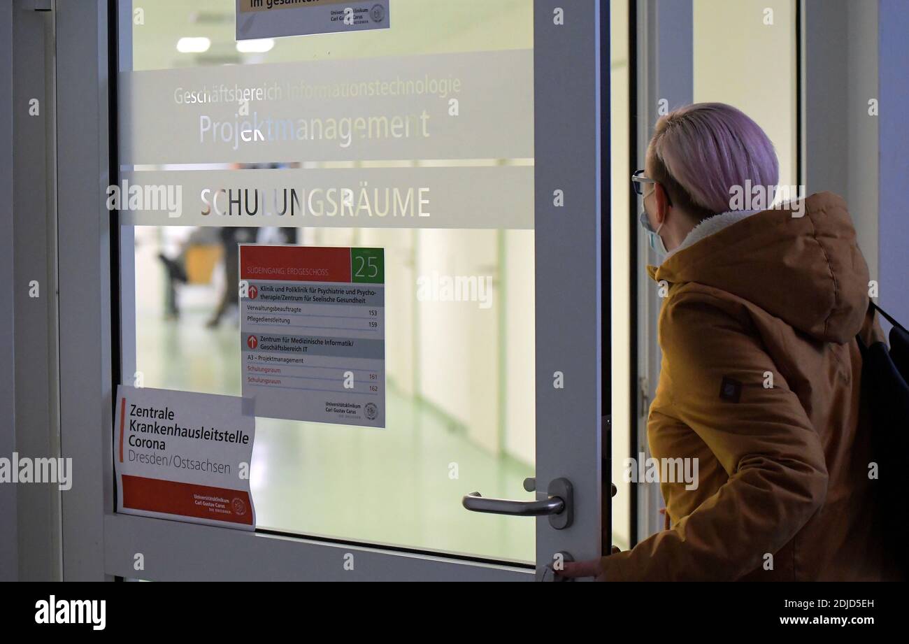 Un empleado médico llega al centro de control de la enfermedad coronavirus (COVID-19) en el Hospital Universitario de Dresden durante un cierre local, en Dresden, Alemania, el 14 de diciembre de 2020. REUTERS/Matthias Rietschel Foto de stock