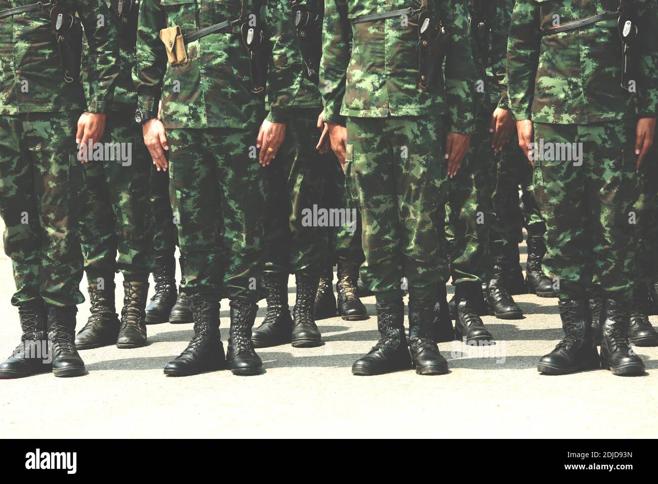 Soldados del ejército de pie en fila Fotografía de stock - Alamy