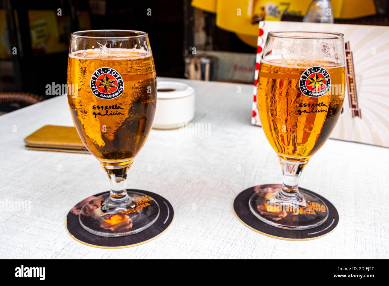 Dos vasos de cerveza fría Estrella en Campos en Mallorca en España  Fotografía de stock - Alamy