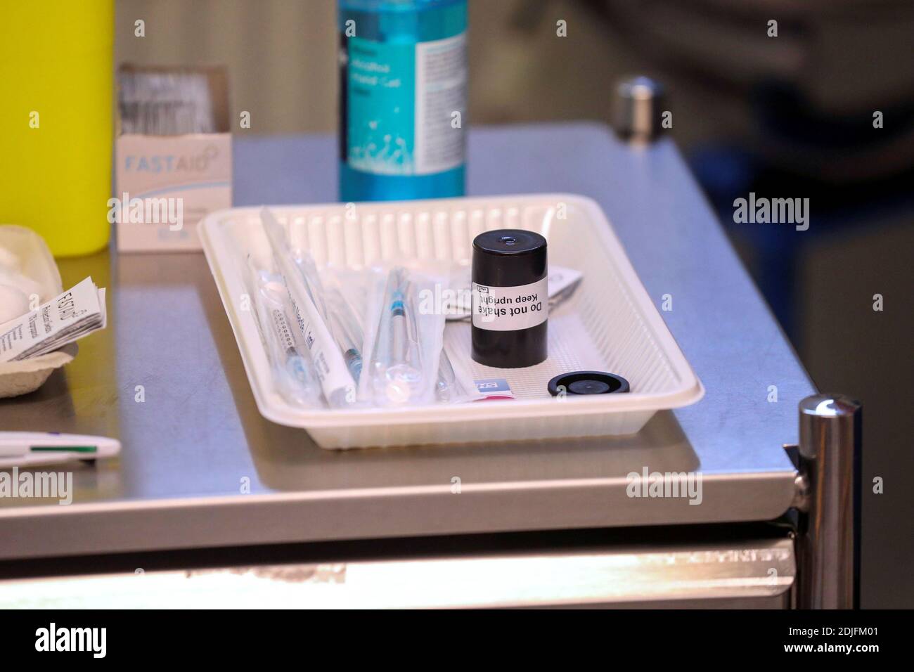 Vista de las inyecciones de vacuna Pfizer/BioNTech COVID-19 en la clínica dirigida por GP en Chalfont St Peter, Buckinghamshire, a medida que cientos de centros de vacunación dirigidos por médicos locales comienzan a abrirse en toda Inglaterra el 14 de diciembre de 2020. Steve Parsons/PA Wire/Pool a través DE REUTERS Foto de stock