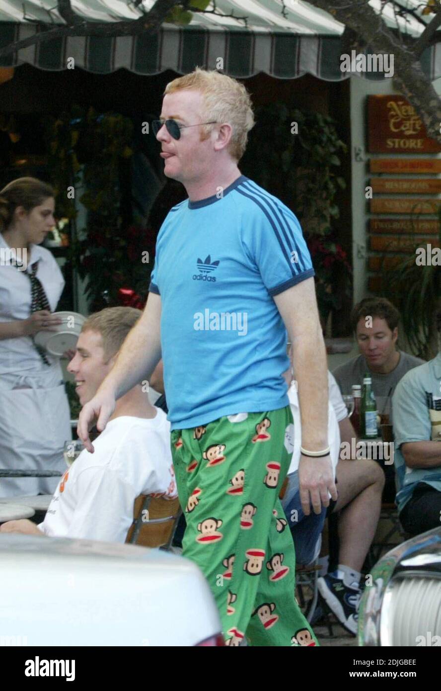 exclusivo! Chris Evans pasa una tarde con un amigo en el Hip News Cafe de  Miami. Chris llevaba pantalones de pijama de Paul Frank con caras de mono y  parecía beber agua