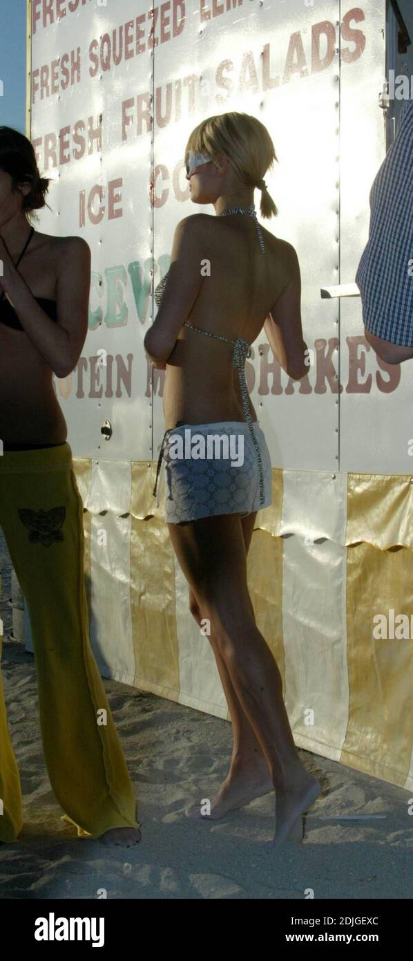 Paris Hilton cuelga con amigos en Miami Beach, 2/12/06 Foto de stock