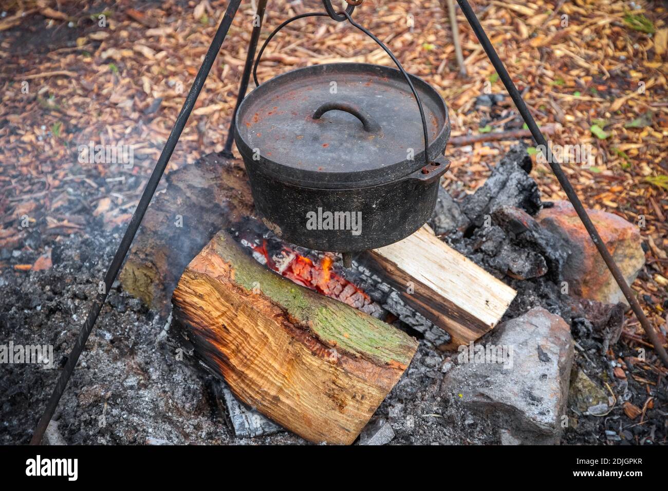 Cocinar En Dos Calderos Viejos Y Sosegados En Una Fogata Imagen de archivo  - Imagen de negro, cocina: 209405625