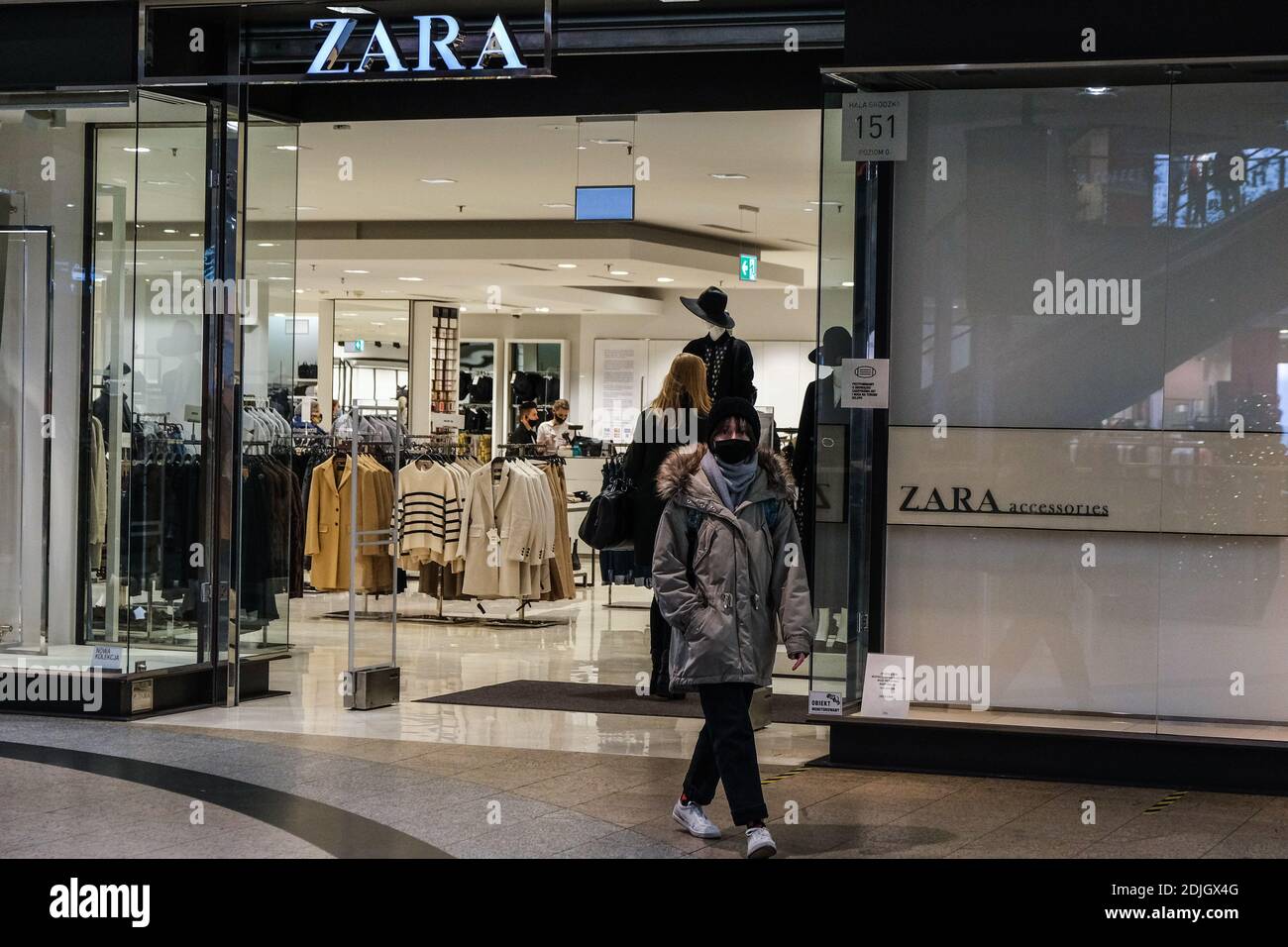 Cracovia, Polonia. 14 de diciembre de 2020. Una mujer que lleva una máscara  facial como medida preventiva contra la propagación del coronavirus sale de  una tienda de Zara. Crédito: SOPA Images Limited/Alamy