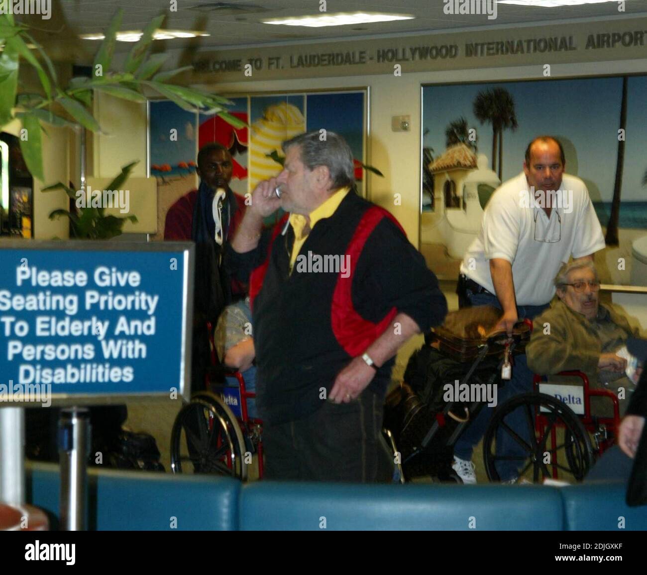 ¡exclusivo! Un enfermo Jerry Lewis llega en silla de ruedas al Aeropuerto de Fort Lauderdale desde las Vegas. 3/28/06 Foto de stock