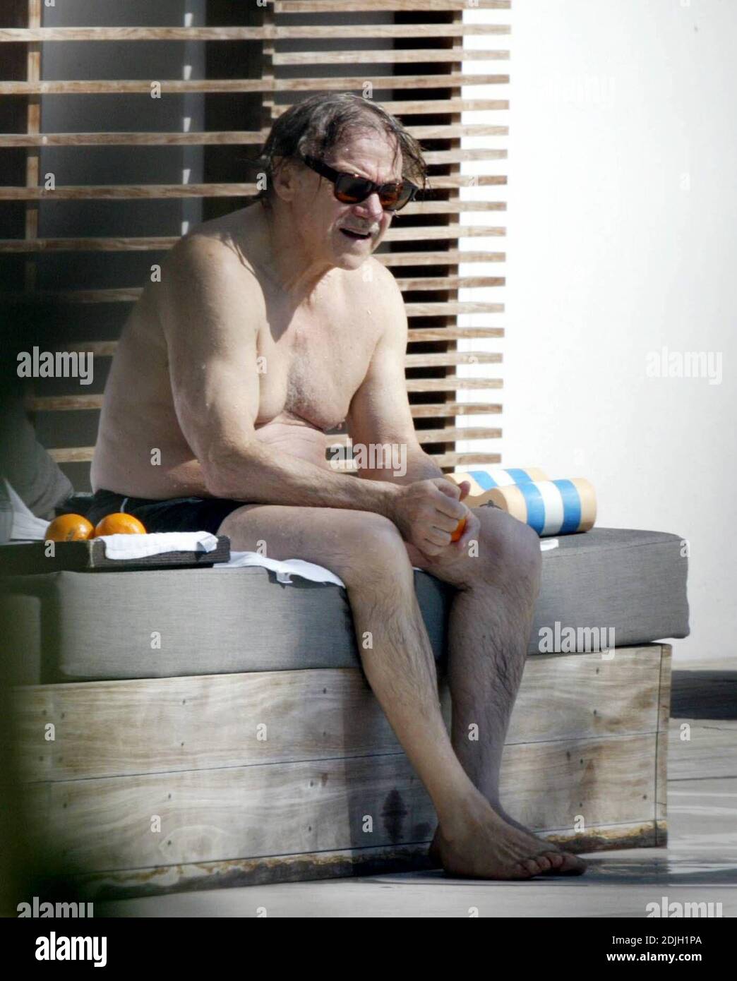 exclusivo! Harvey Keitel comienza el día con unas vueltas en la piscina y  un desayuno de naranjas y agua embotellada en su hotel de Miami. El actor  de 67 años cronometró sus