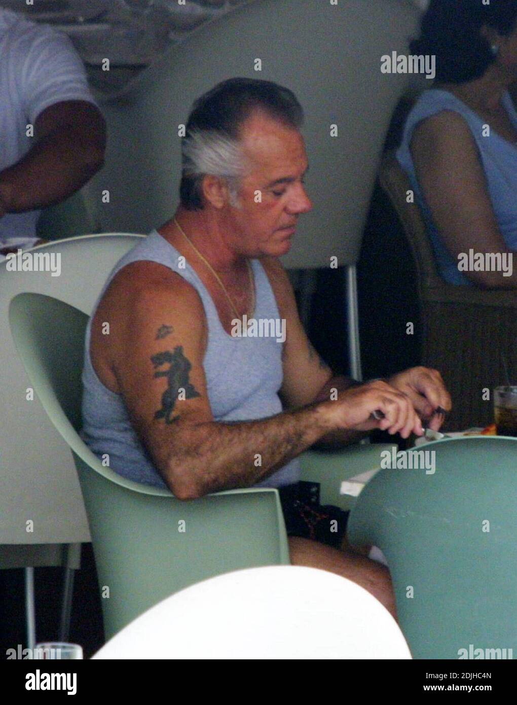¡exclusivo! Tony Sirico mejor conocido como Pauly Walnuts de la exitosa serie de televisión 'los Sopranos', chows abajo en un moderno hotel de Miami Beach, 5/10/06 [[kas mab]] Foto de stock