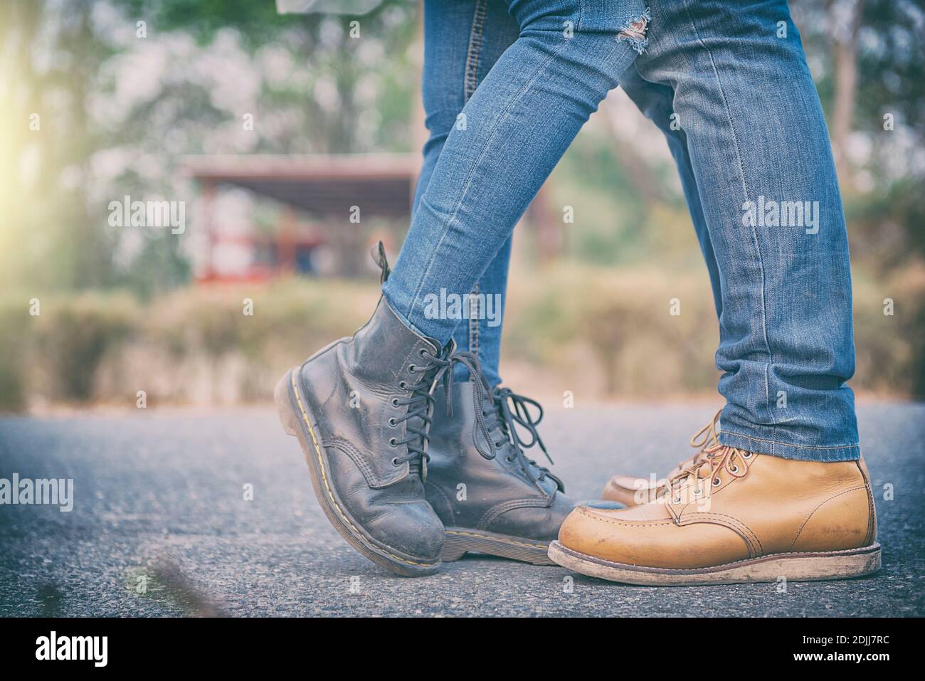 Sección baja de zapatos parejas mientras se para en carretera Fotografía de stock - Alamy