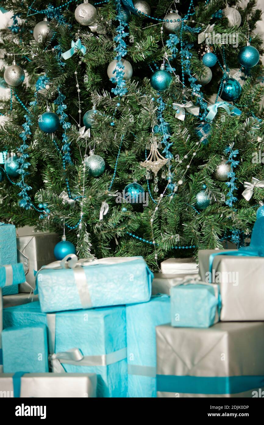 Árbol de Navidad decorado con decoraciones de Navidad azul y plata y  regalos envueltos Fotografía de stock - Alamy