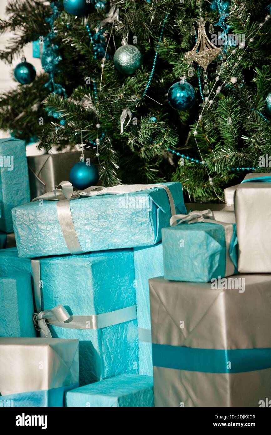 Árbol de Navidad decorado con decoraciones de Navidad azul y plata y  regalos envueltos Fotografía de stock - Alamy