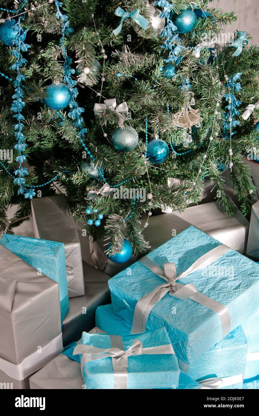 Premedicación No complicado perjudicar Árbol de Navidad decorado con decoraciones de Navidad azul y plata y  regalos envueltos Fotografía de stock - Alamy