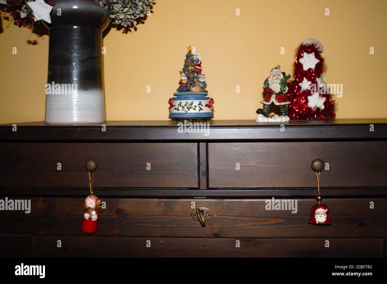 Armario de madera con decoraciones navideñas y carrusel de muggle de  Navidad Fotografía de stock - Alamy