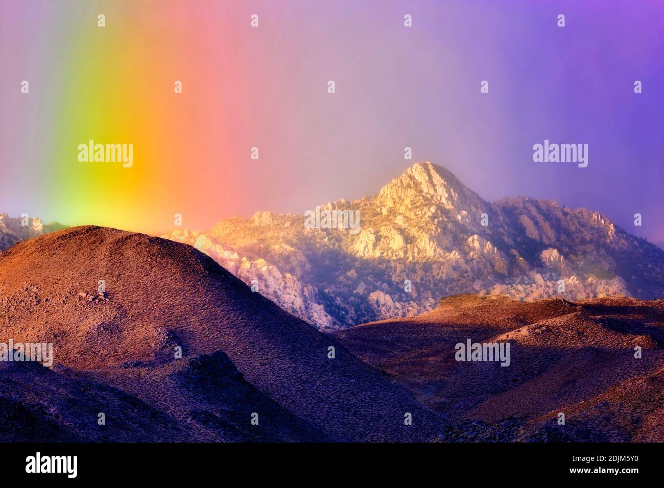 Arco iris sobre la Sierra Oriental cerca de Bishop, California Foto de stock