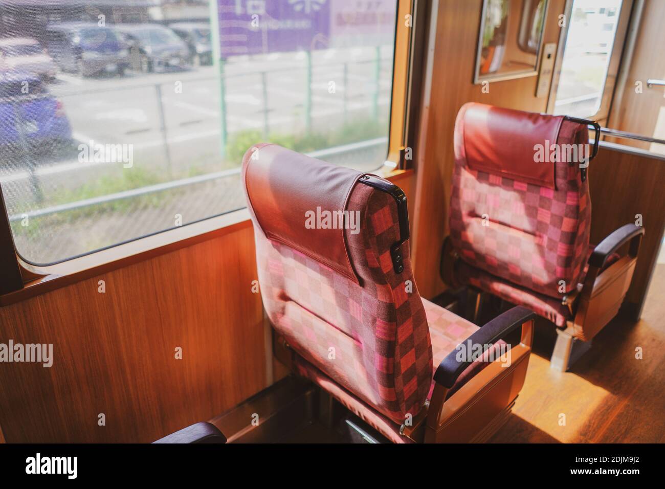 Vaciar silla por ventana en tren Fotografía de stock - Alamy